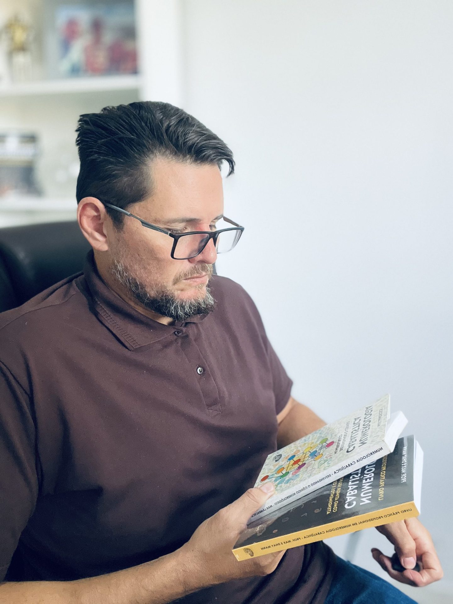 Prof. Max com seus livros